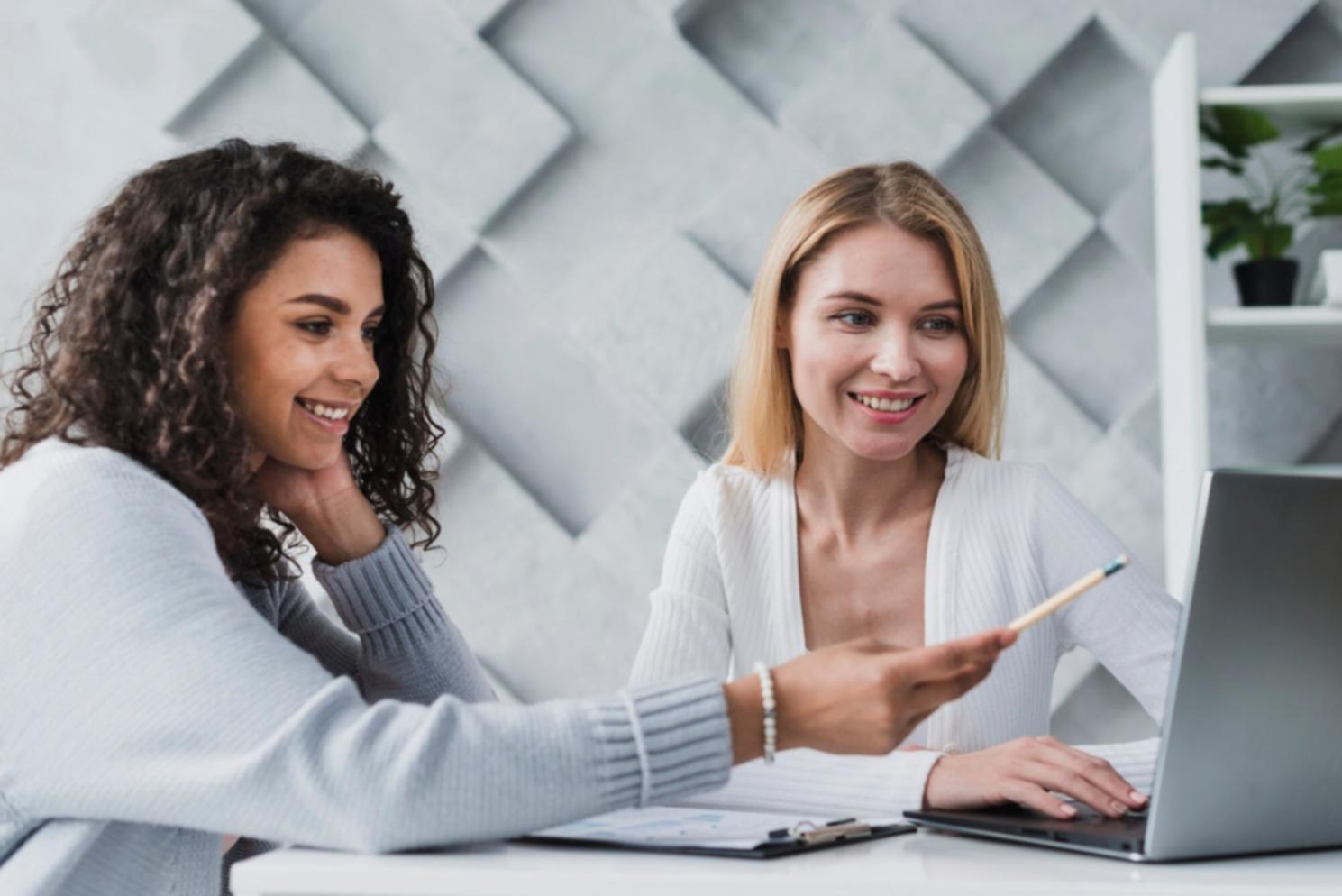 Consultor a trabalhar com ferramentas digitais de planeamento de pensões